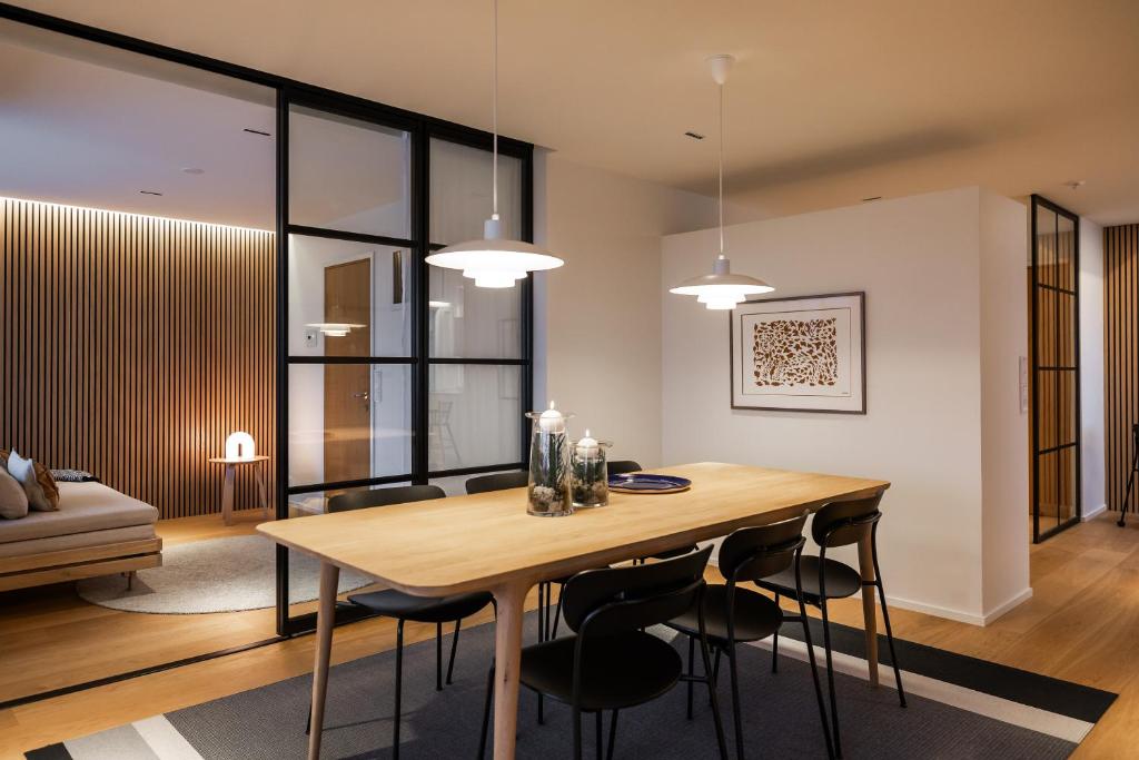 une salle à manger avec une table et des chaises en bois dans l'établissement Penthouse Ounas with Private Sauna, à Rovaniemi
