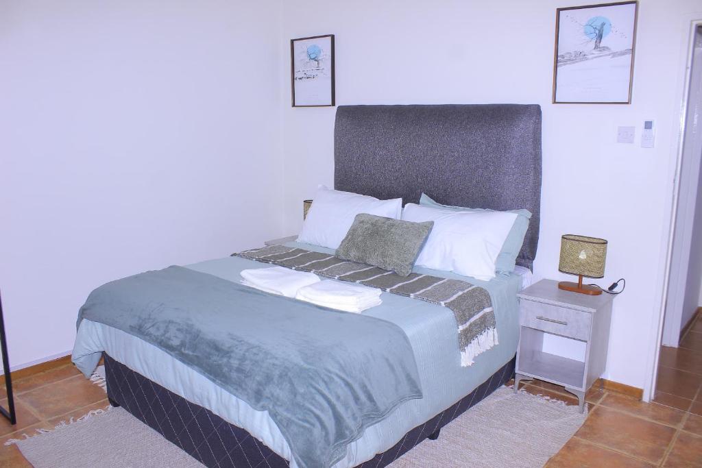 Villa Central في فرانسیستوون: غرفة نوم بسرير كبير مع موقف ليلي