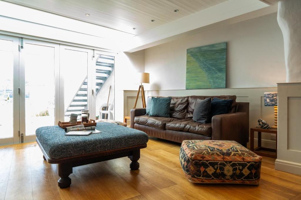 een woonkamer met een bank en een stoel bij 70 Trefusis in Flushing