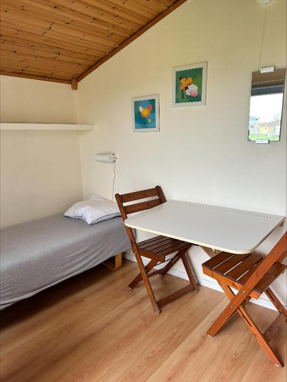 Skrea Camping - Chambre Lits Jumeaux Avec Salle De Bains Commune