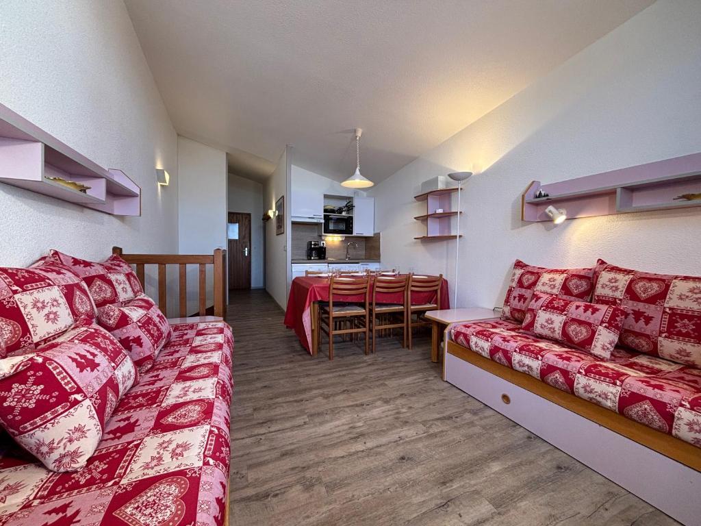 ein Wohnzimmer mit 2 Sofas und einem Esszimmer in der Unterkunft Résidence Grand Bois A1118 Clés Blanches in La Tania
