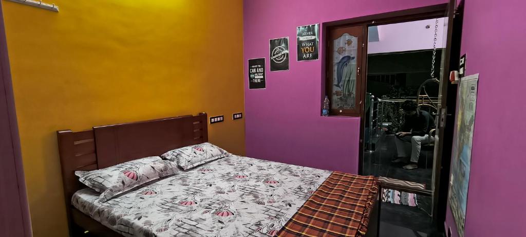 Postel nebo postele na pokoji v ubytování Karthigai Homestay