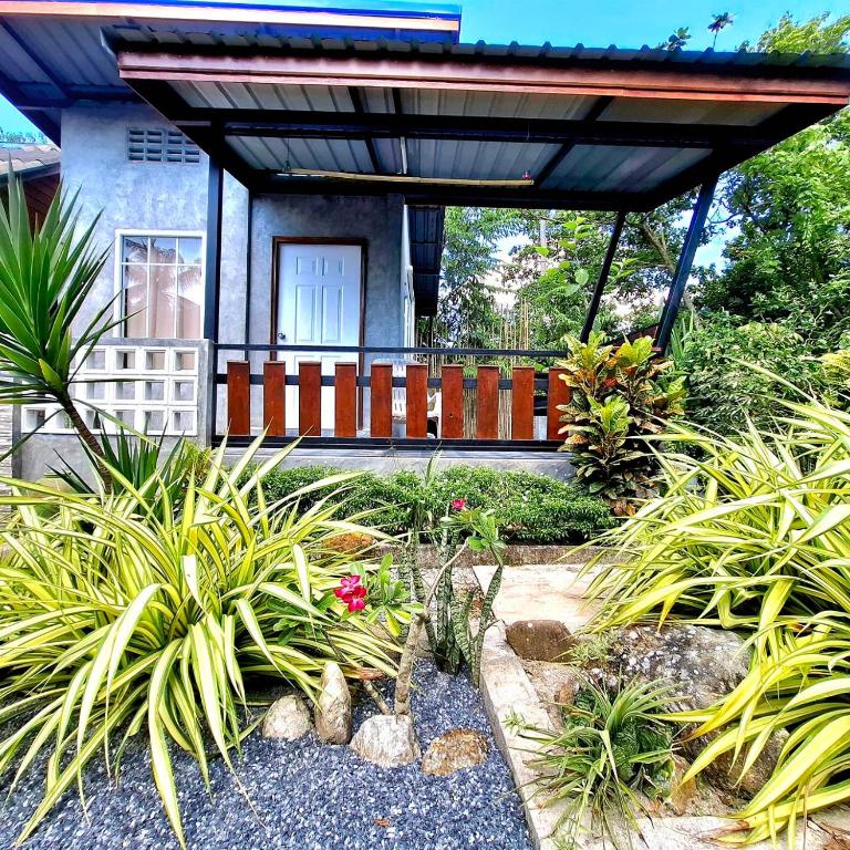 高兰Lanta Valom buri的植物屋前的花园