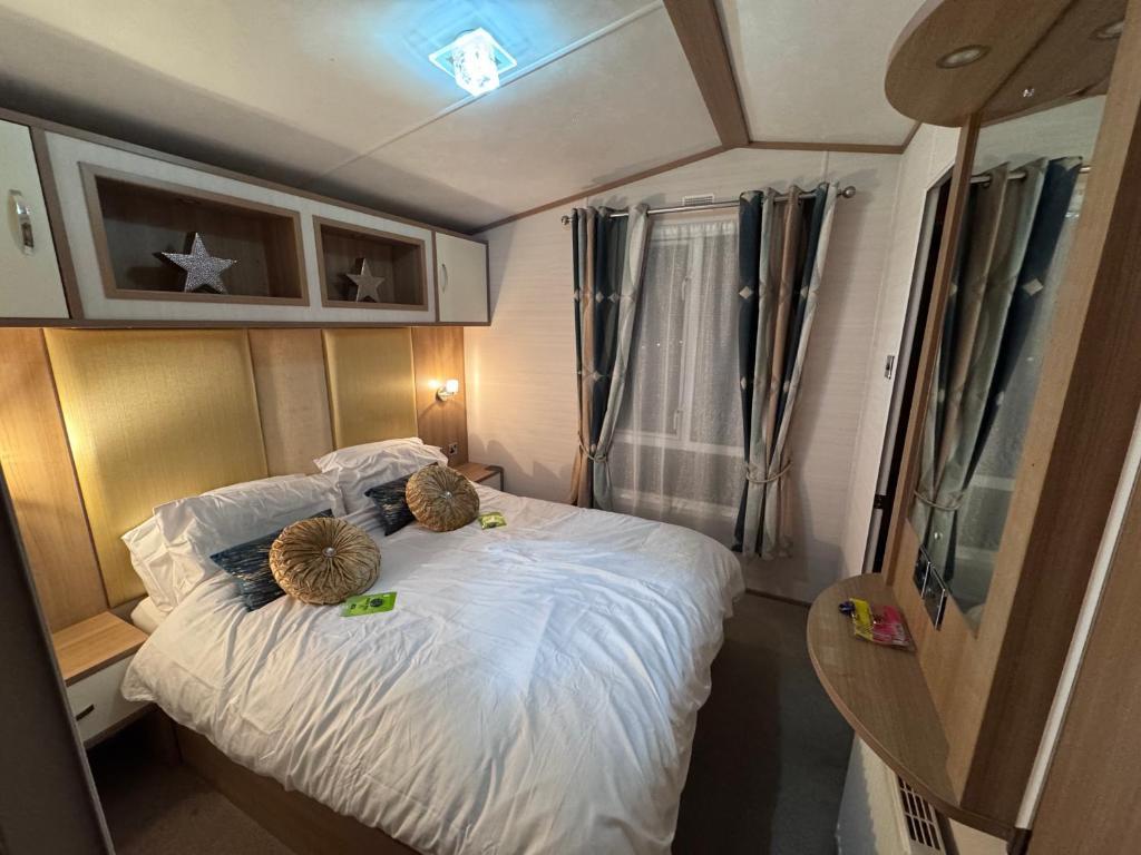 Un dormitorio con una cama con dos cestas encima. en Carnaby Rosedale, en Crowle