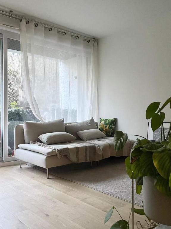 Design & Quiet Apartment with Garden View, Paris Xeme