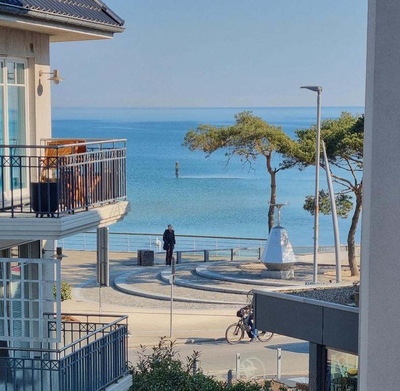 STR150b "Residenz Johannsens" F في نيندورف: رجل يسير على الرصيف بجوار المحيط