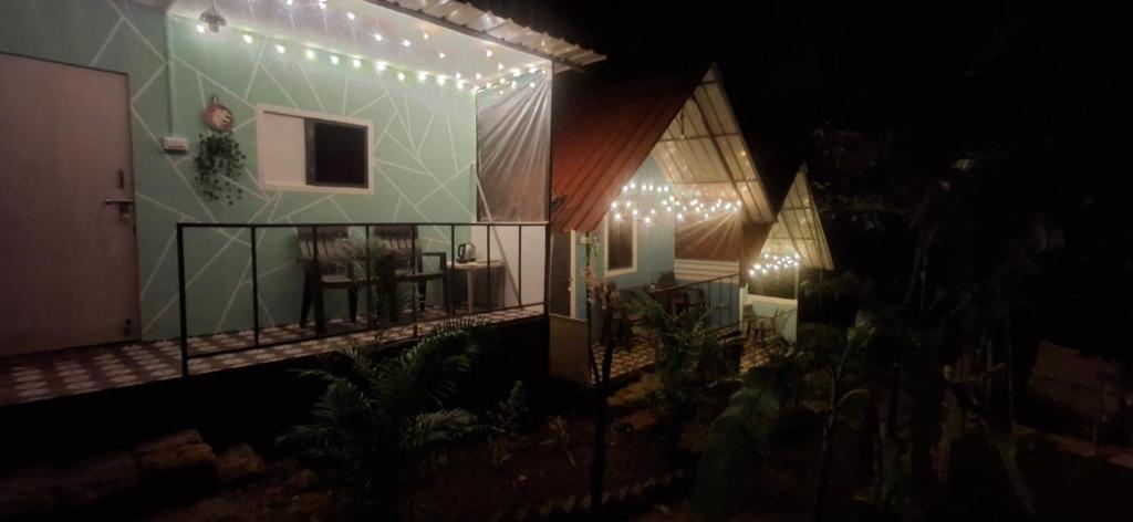 una casa con luci sui lati di notte di Green Garden Resort a Canacona