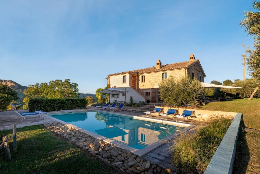 uma casa com piscina no quintal em CASALE LA CASCINA 8, Emma Villas em Force