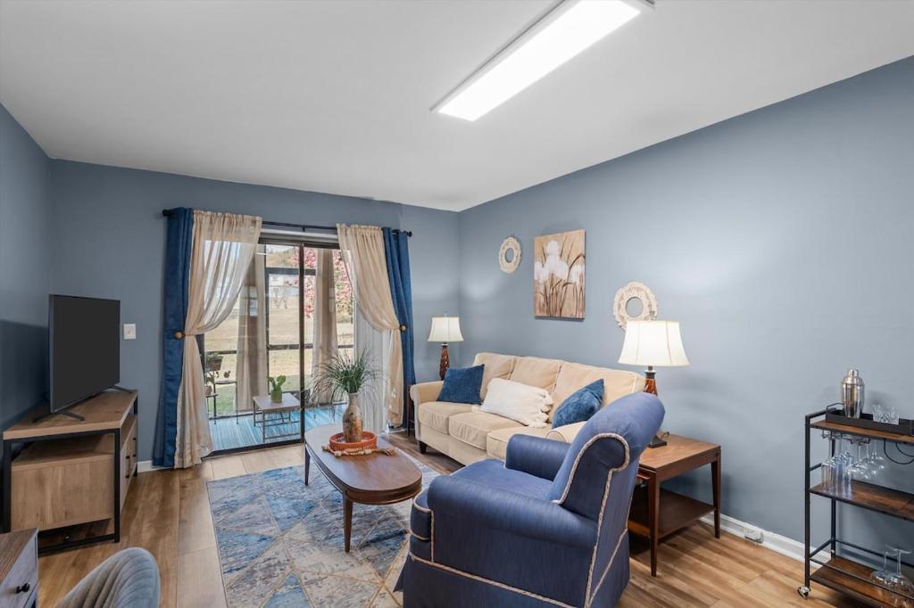 Et tv og/eller underholdning på Modern 2BRM 2BATHRM Condo Near Everything in Augusta