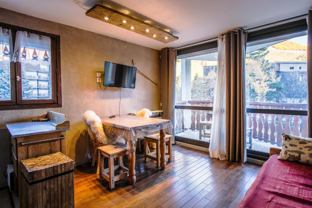 Μια τηλεόραση ή/και κέντρο ψυχαγωγίας στο Appartement avec balcon au centre de la station, proche des remontées mécaniques