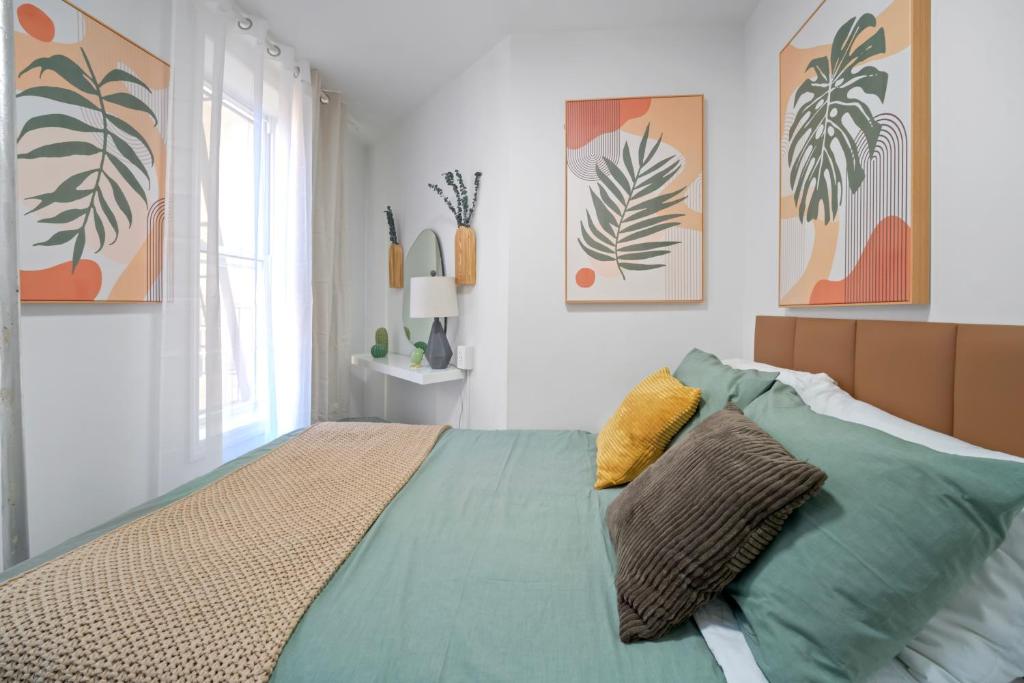 Postel nebo postele na pokoji v ubytování Homelike suites in the heart of China Town