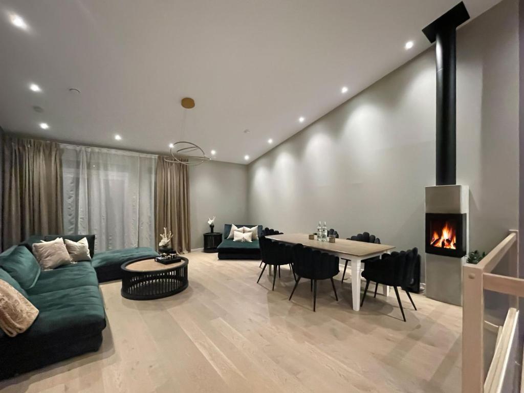 una sala de estar con una mesa y una chimenea en Cozy 3 Bedroom Holiday Home in Drammen, Norway, en Gullaug