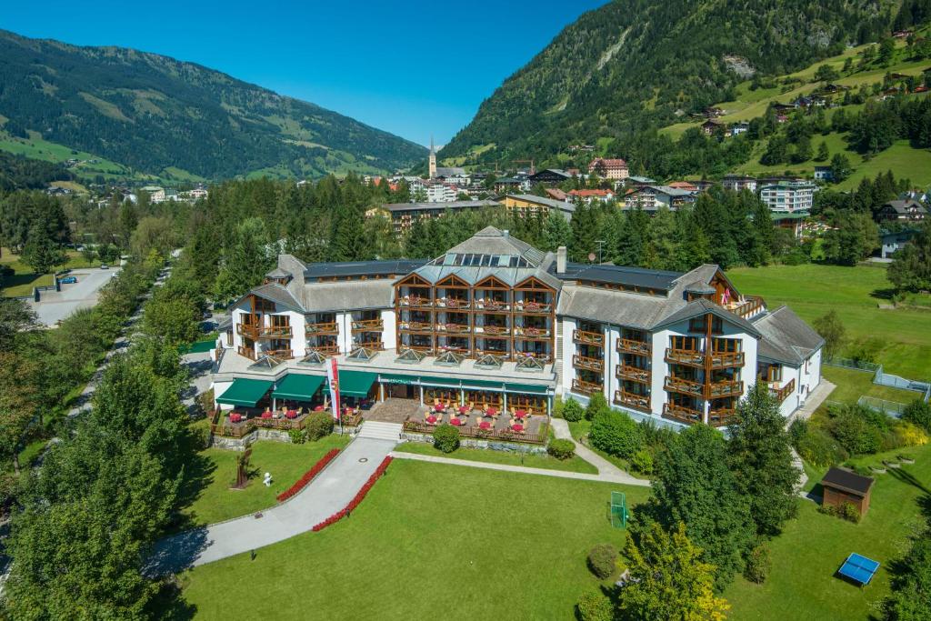 uma vista aérea de um resort com montanhas ao fundo em Hotel Das Gastein - ganzjährig inklusive Alpentherme Gastein & Sommersaison inklusive Gasteiner Bergbahnen em Bad Hofgastein