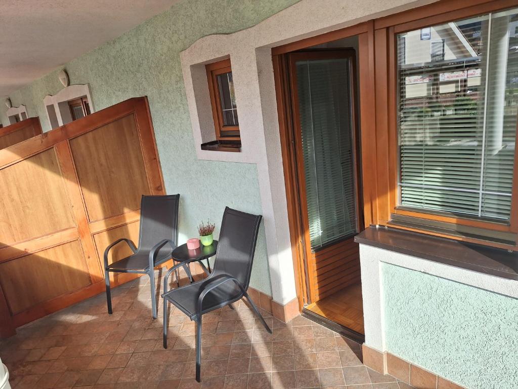 una cocina con mesa y sillas y una ventana en Mia's room, en Zreče