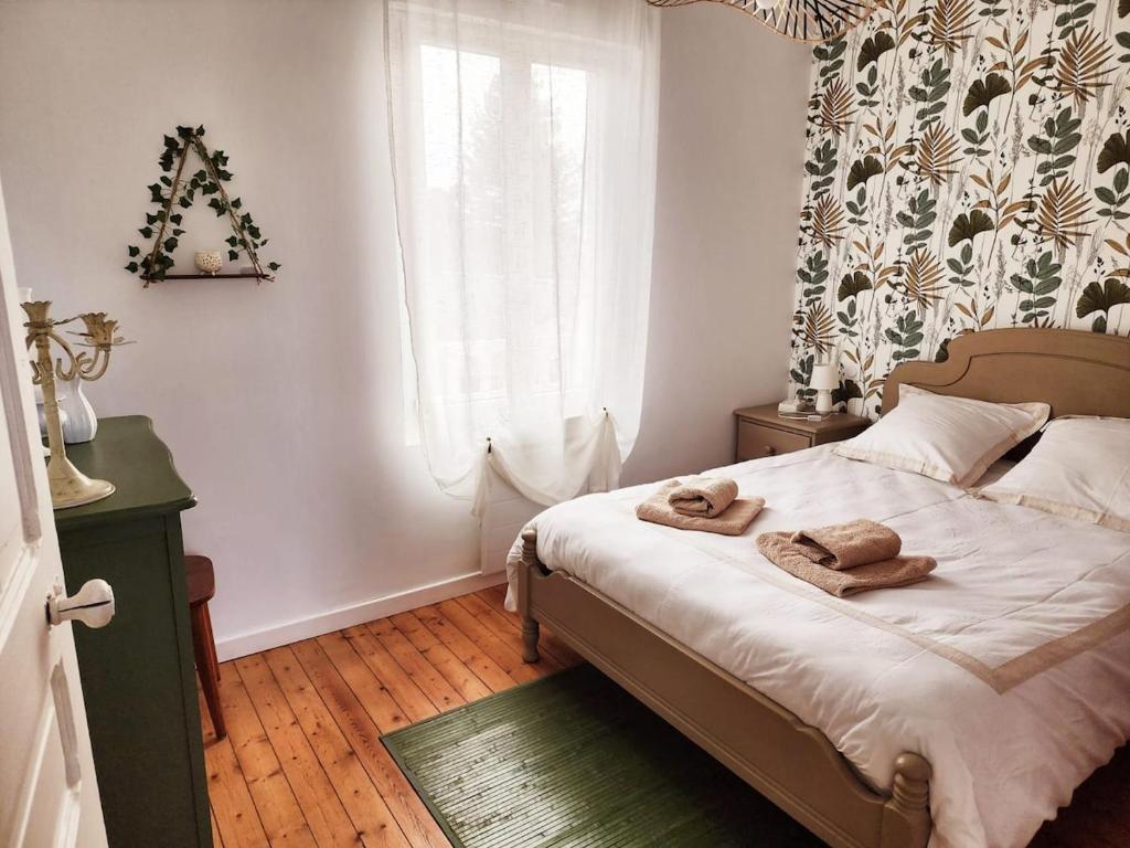 Ένα ή περισσότερα κρεβάτια σε δωμάτιο στο La Madrilène, de Saint-Cyr à Brocéliande