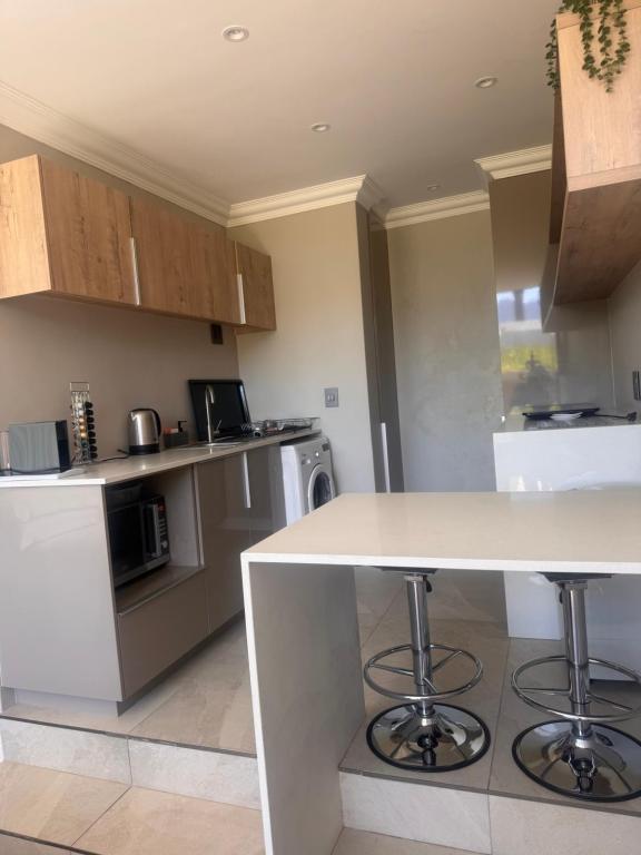 サマーセット・ウェストにあるThe Nestのキッチン(白いカウンタートップ付)