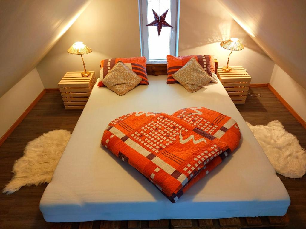 ein Schlafzimmer mit 2 Betten und einer Decke darauf in der Unterkunft Apartmány Arin in Jáchymov