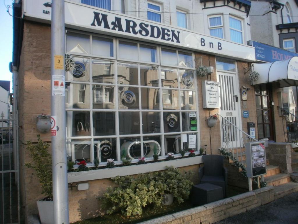 een winkelstraat met een groot raam bij Marsden B&B in Blackpool