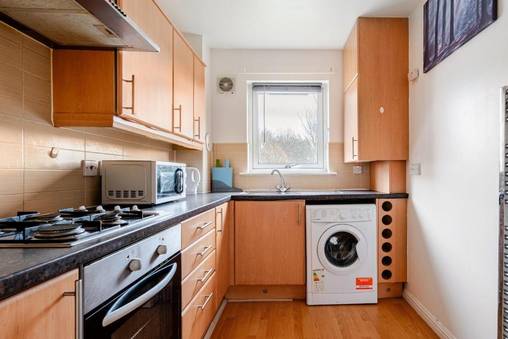 Η κουζίνα ή μικρή κουζίνα στο 3 beds,2 bedroom apt near city centre Glasgow
