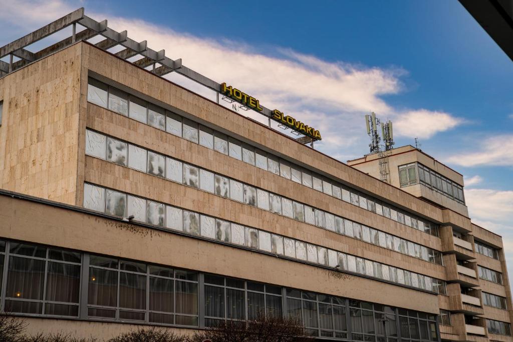 un edificio con un cartello in cima di Hotel Slovakia a Žilina