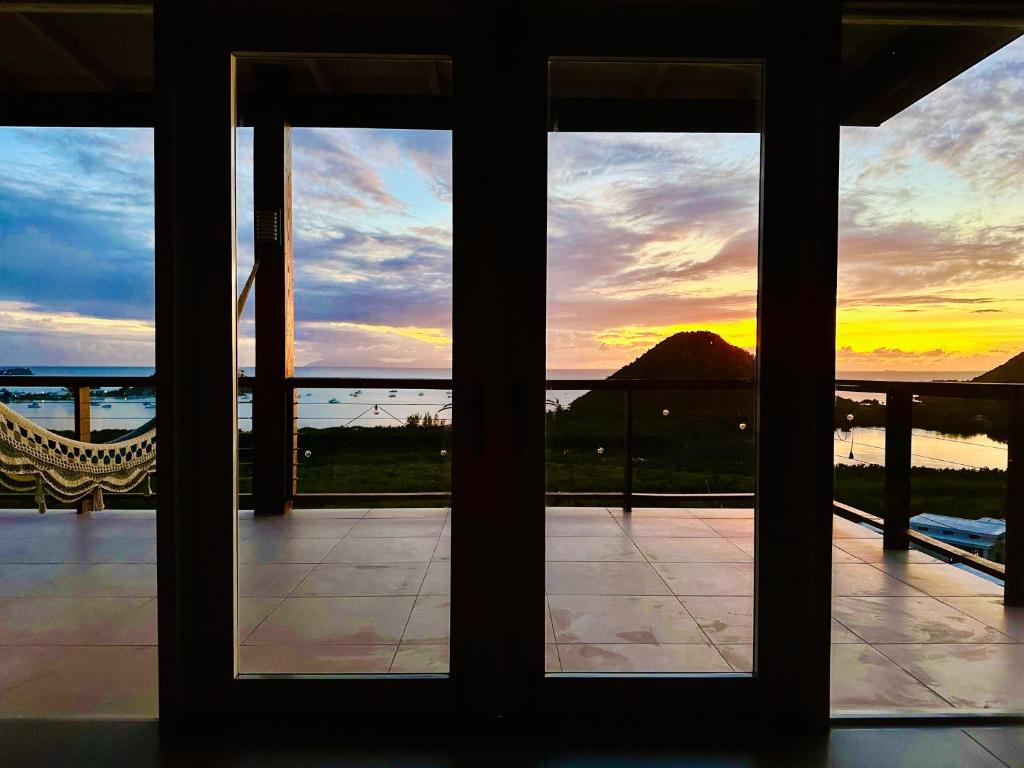 Sunset Sol - 3 Bedroom Breathtaking Ocean Views near Hermitage Bay