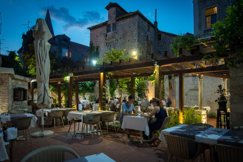 Reštaurácia alebo iné gastronomické zariadenie v ubytovaní Villa Sv. Petar