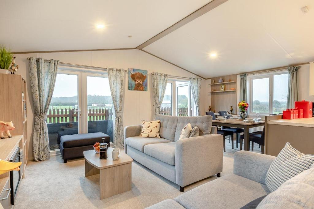 ein Wohnzimmer mit Sofa und Tisch in der Unterkunft 2 Bed in Bowdens oc-s34028 in Aller