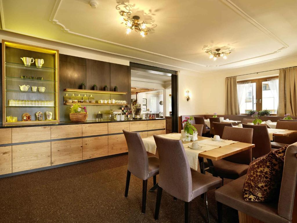 un restaurante con comedor con mesas y sillas en Apartments in Serfaus - Ötztal 49987, en Serfaus