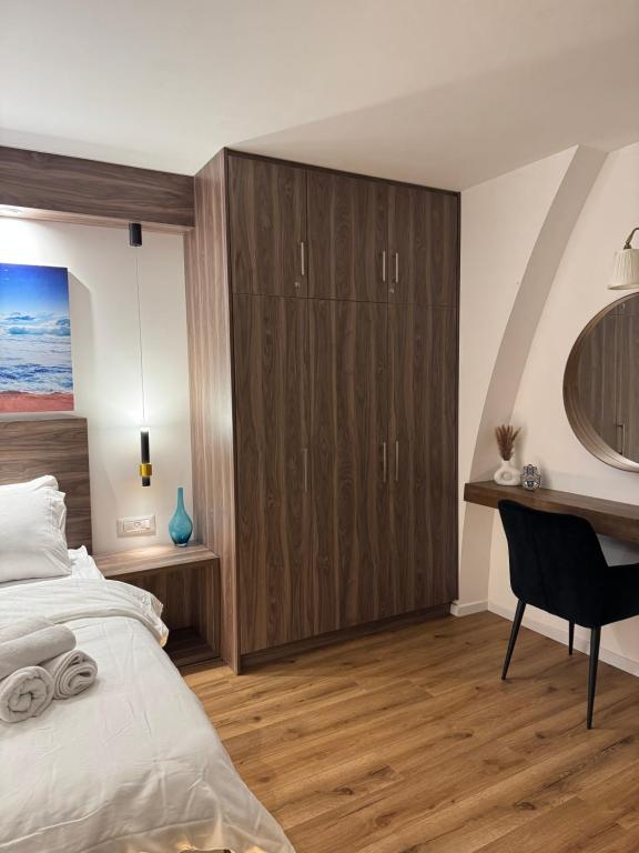 una camera da letto con un letto e una scrivania di The Colony - By Lime Luxe a Haifa