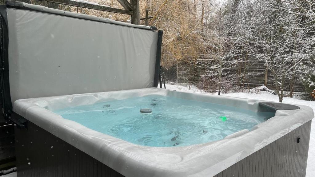 Το Craftsman Cottage With Hot Tub Near Beach τον χειμώνα