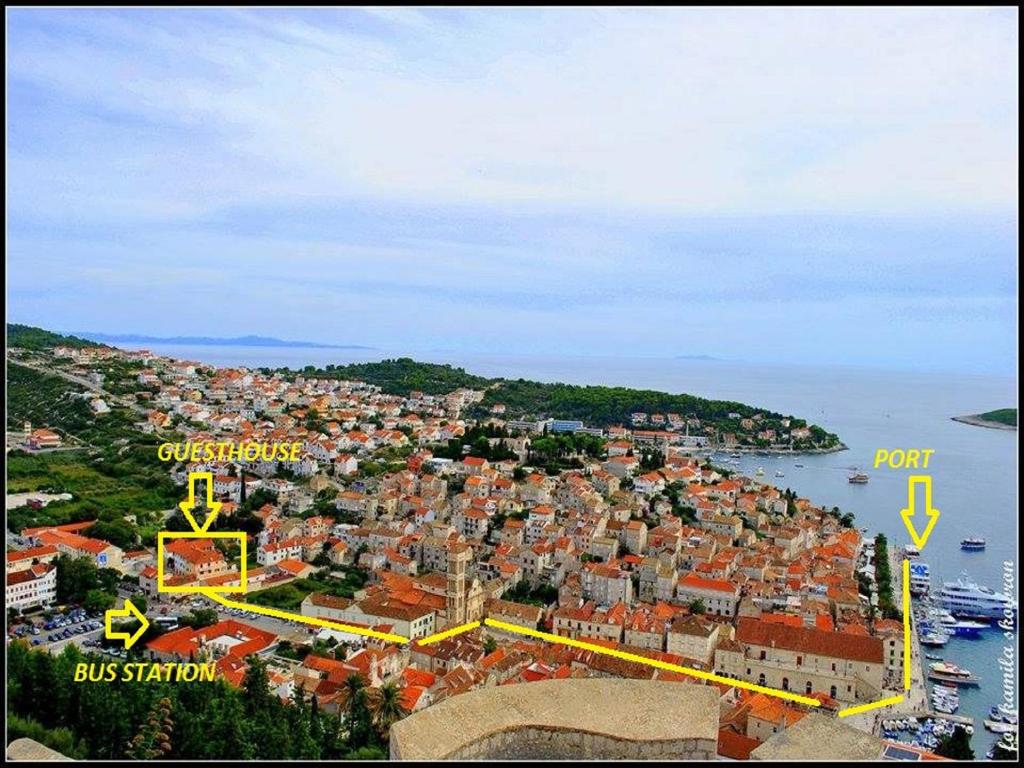 - une vue aérienne sur une ville et un port dans l'établissement Guest House Zaninović, à Hvar