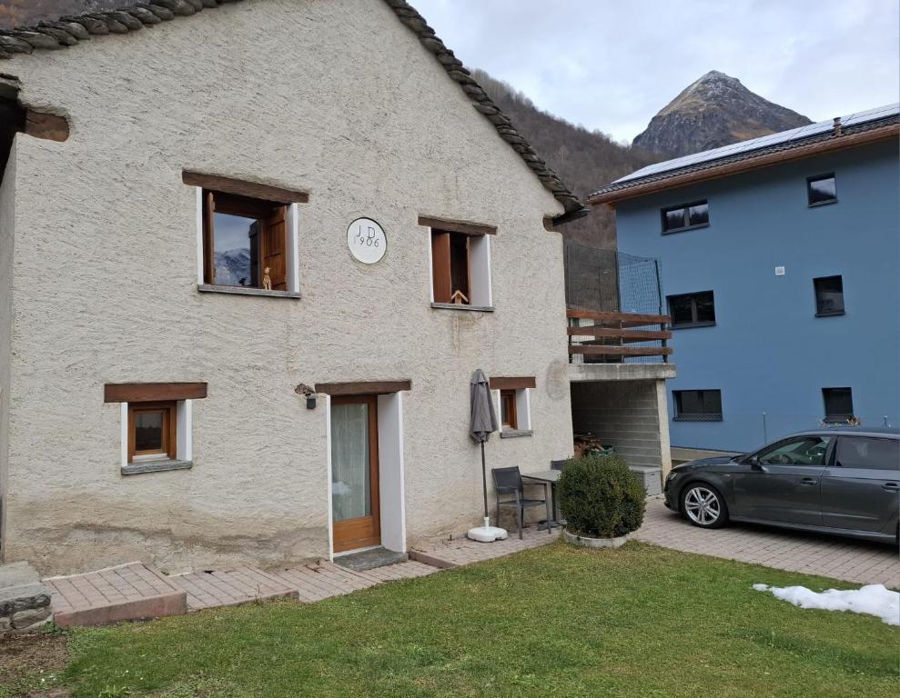 Το κτήριο όπου στεγάζεται  το διαμέρισμα