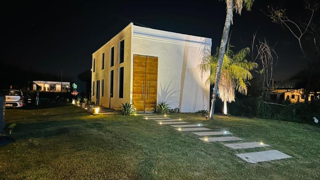 Casa Patiño في Patiño: مبنى ابيض صغير امامه شجرة