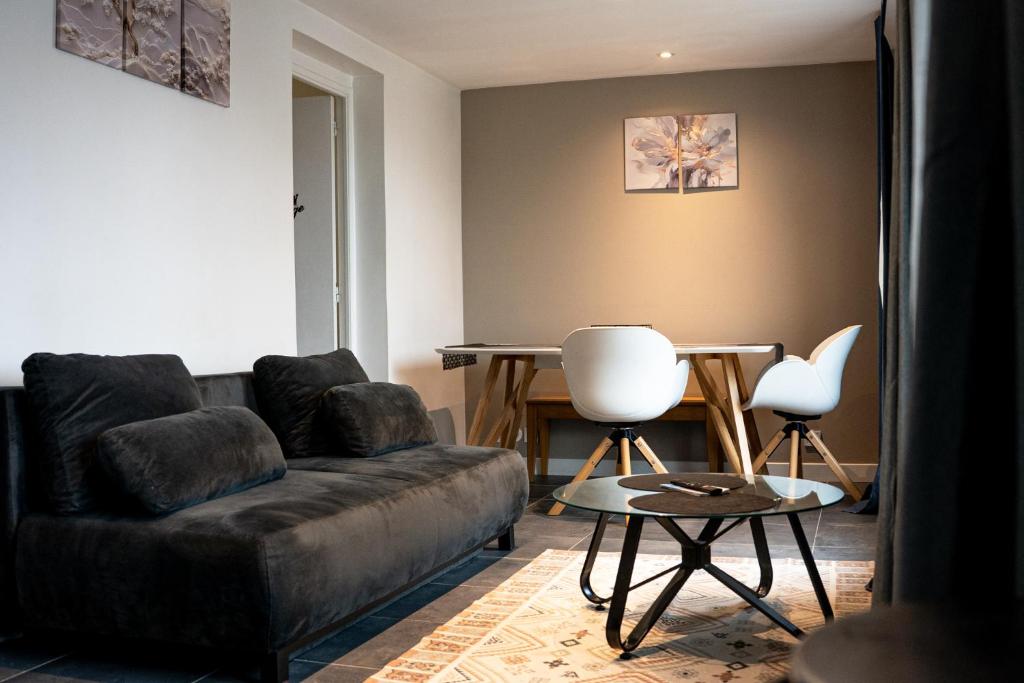 a living room with a couch and a table at Maisonnette aéroport Orly in Paray-Vieille-Poste