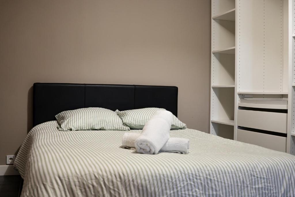a bedroom with a bed with two towels on it at Maisonnette aéroport Orly in Paray-Vieille-Poste
