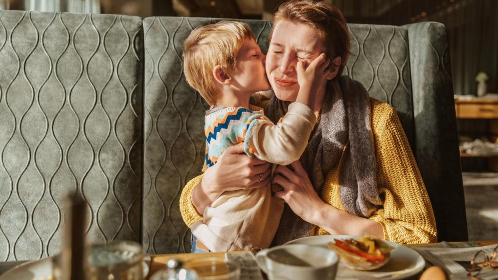 Ein Mann und ein kleiner Junge sitzen an einem Tisch in der Unterkunft Holiday Inn & Suites Sapporo Odori Park by IHG in Sapporo