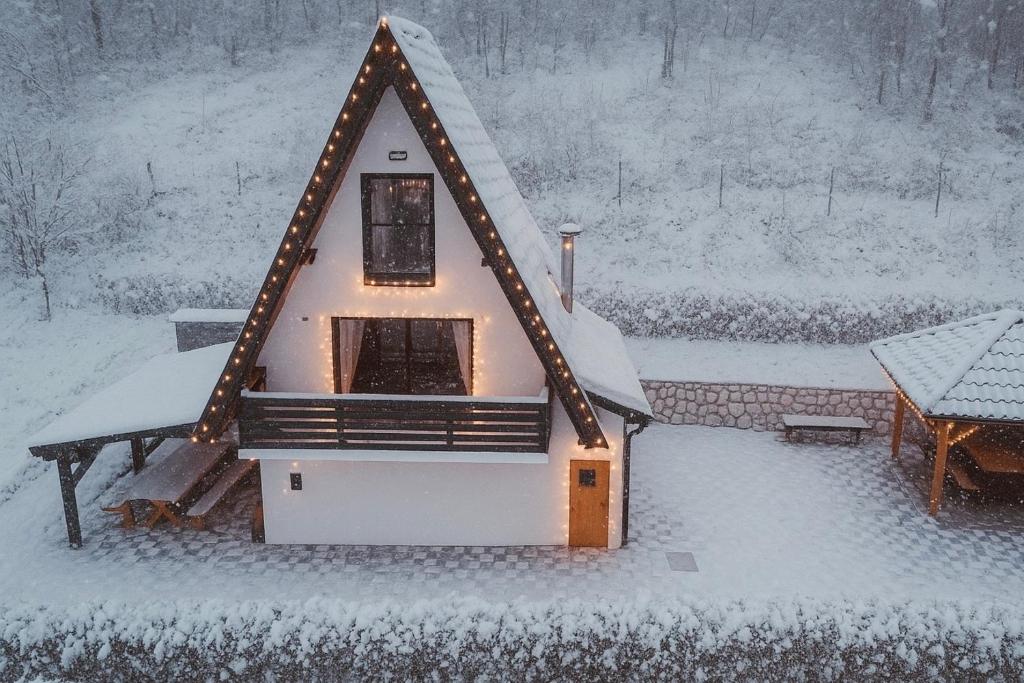 BosiljevoForest house Niko的雪覆盖的屋顶房屋
