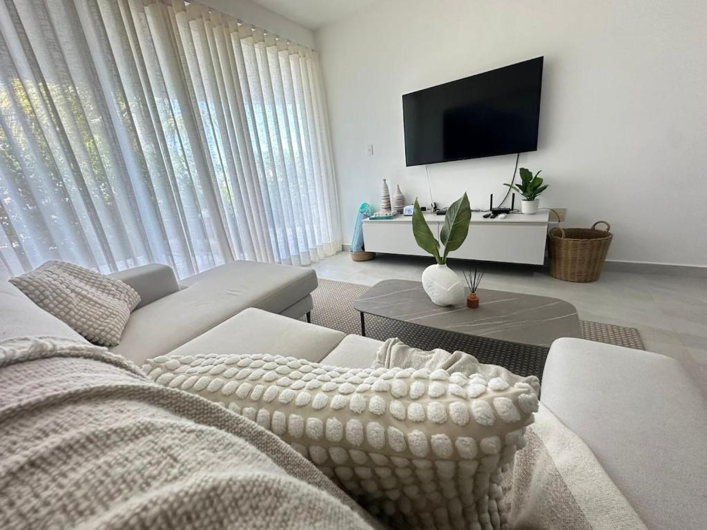 TV/trung tâm giải trí tại A104 - PRADOS · Peaceful 2BR Poolside Retreat • Punta Cana Getaway