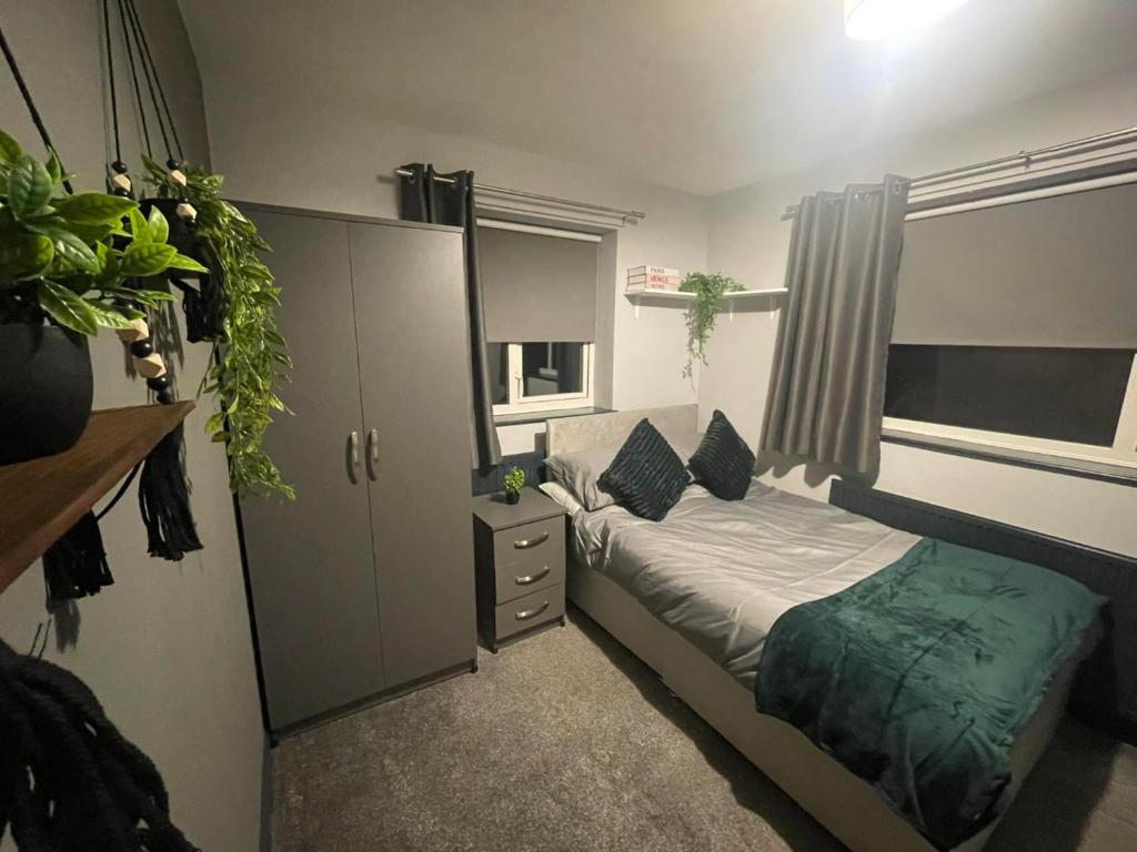 una piccola camera con letto e armadio di Allon Manor De'Grey a Hull