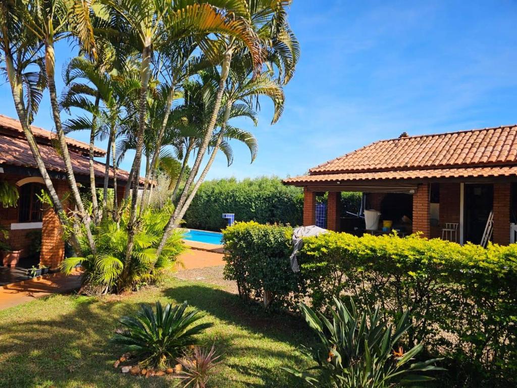 una casa con giardino e piscina di Chácara Recanto Verde - Condomínio Vitassay- Boituva a Boituva