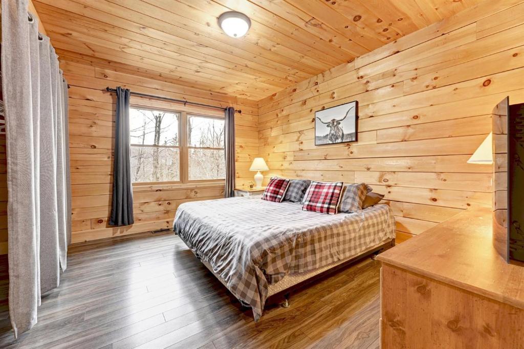 Giường trong phòng chung tại Chalet La Source Rouge