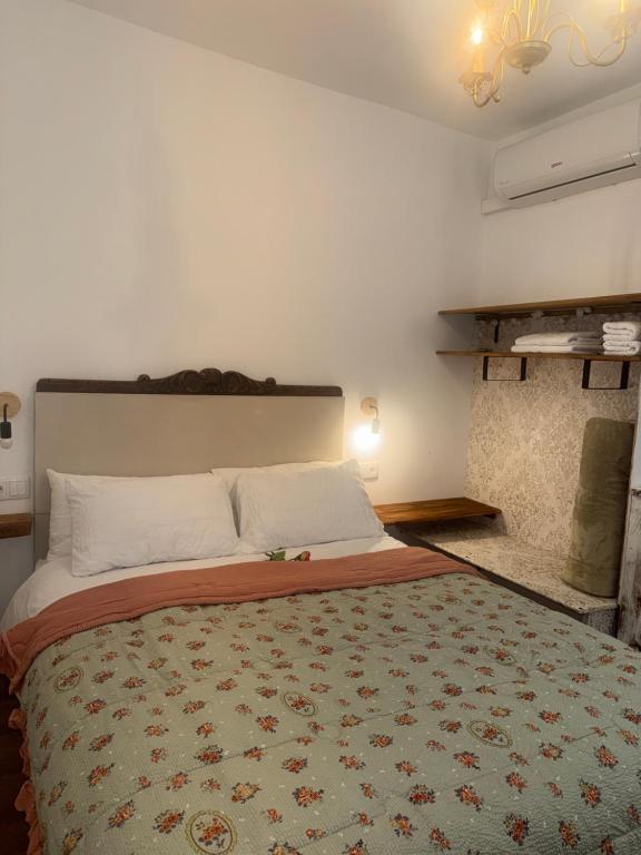 ein Schlafzimmer mit einem großen Bett in einem Zimmer in der Unterkunft El Mirador de Benialfaqui, Apartamento Els Cireres in Benialfaquí
