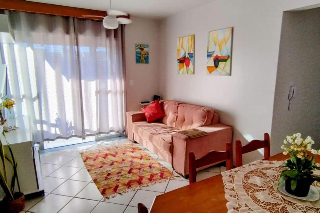Гостиная зона в Well-located apartment, 3 blocks from the beach