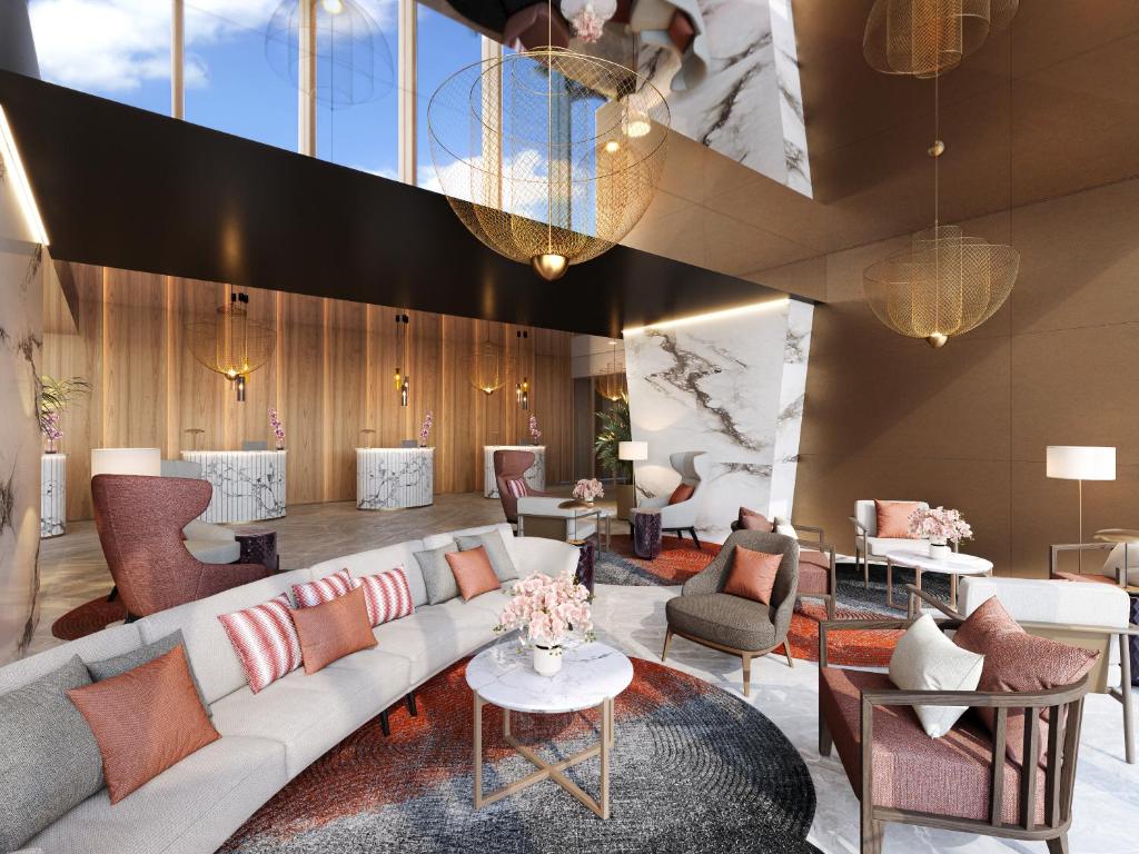 ein Wohnzimmer mit einer Couch sowie Tischen und Stühlen in der Unterkunft Royal Hideaway Casablanca in Casablanca