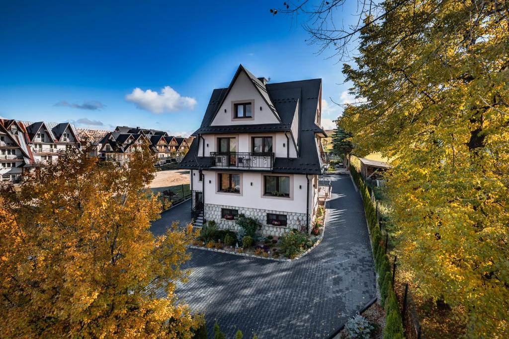 una grande casa bianca con il tetto nero di Rolicek 4 Seosons Apartments a Zakopane
