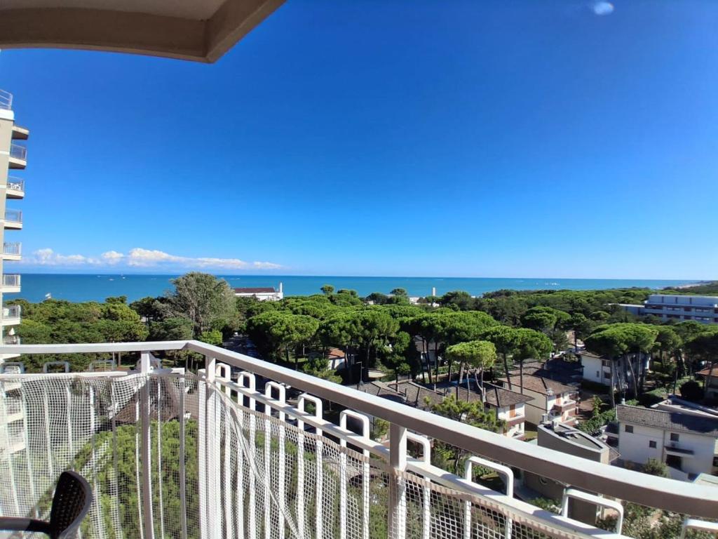 un balcón con vista al mar en Residence Due Torri Tipo C, en Lignano Sabbiadoro