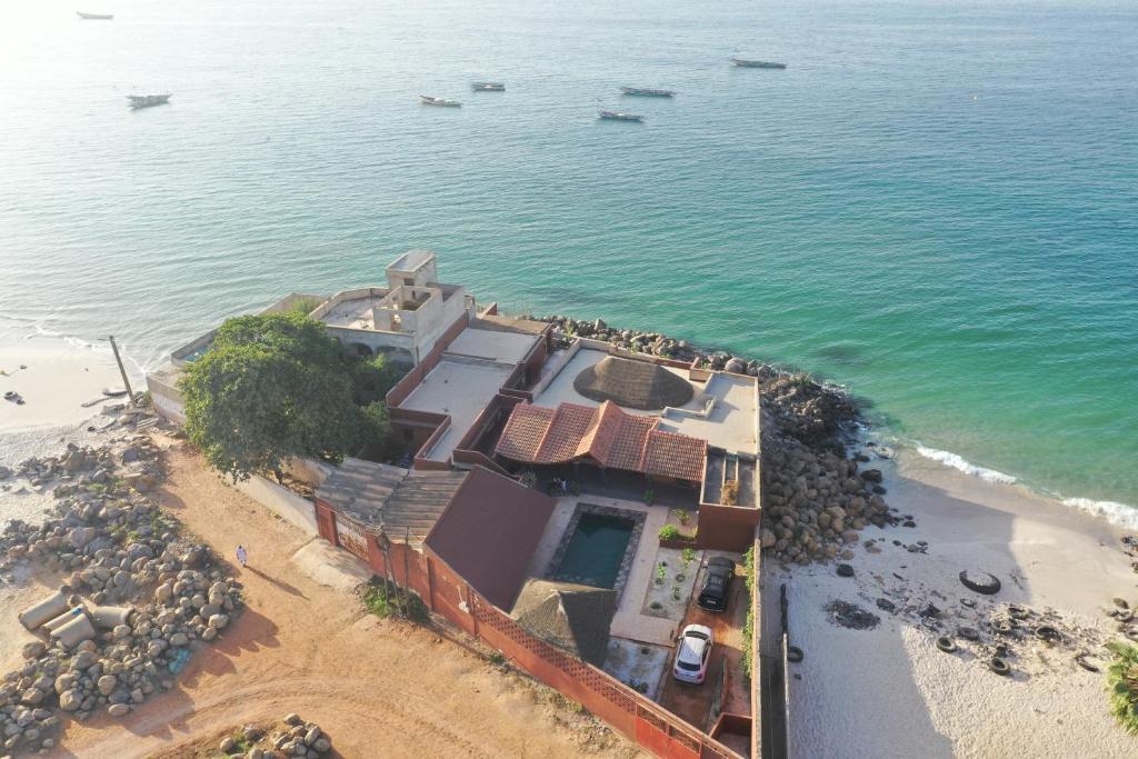达喀尔Maison nakena的海滩上房屋的空中景致