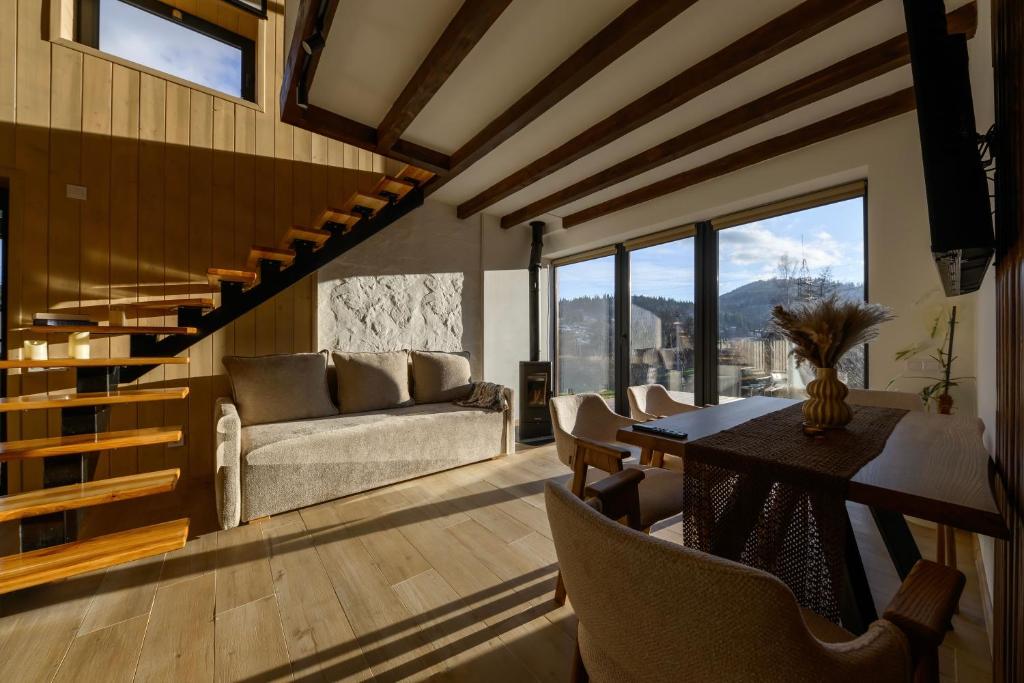 salon z kanapą i stołem w obiekcie Domivka котедж із чаном-джакузі, каміном і кіно-зоною у Cлавську w Sławsku