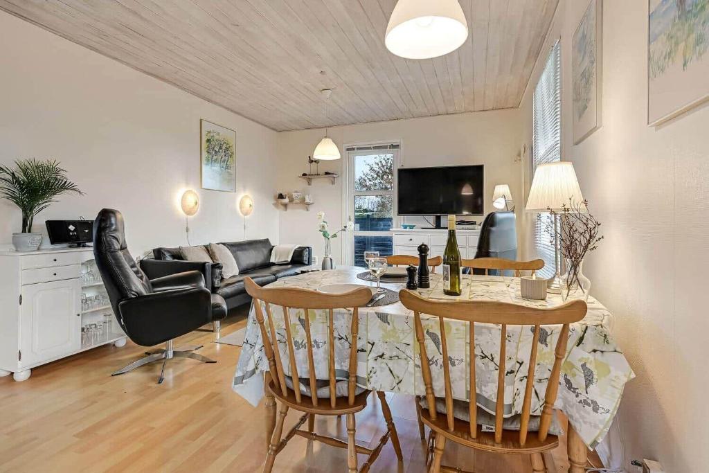 un soggiorno con tavolo, sedie e divano di C11262-Hemmet-Egernvej-51 a Højsand