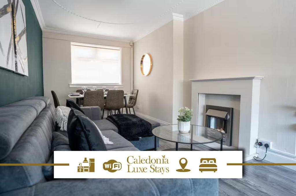 un soggiorno con un divano e un tavolo di Beechwood House a Cadzow